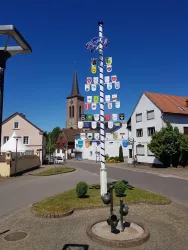 Ortskern Clausen mit Hawebrunnen