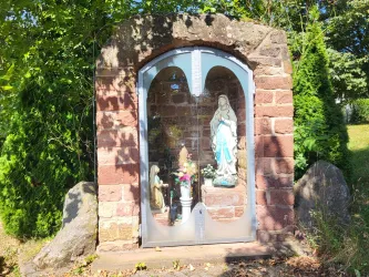 Heiligenfigur vor der Pfarrkirche Sel. Bernhard