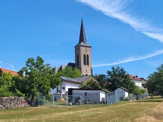 Blick von den Streuobstwiesen auf die Pfarrkirche