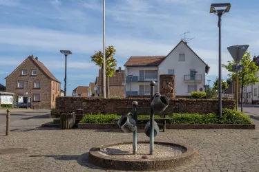 Ortskern Clausen mit Denkmal und "Hawebrunnen"