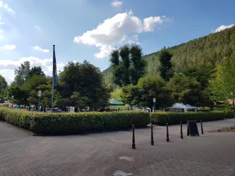 Blick auf Biergarten und Weinschirm