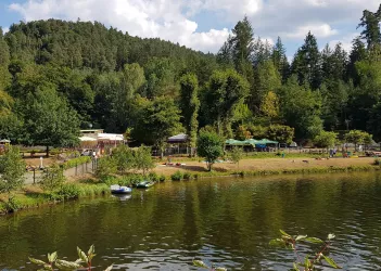 Blick auf Restaurant, Biergarten und Weinschirm