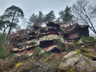 Schwabfelsen, vom Tal aus gesehen