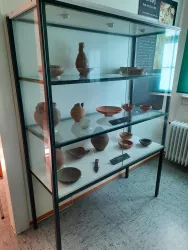 Vitrine mit Ausgrabungsfunde