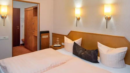 waldhotel-eisenberg-klassik-bett