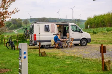 Campingbus am Stellplatz (© Pfalz.Touristik e.V., Fachenbach Medien)