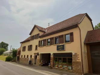 Außenansicht Grashof mit Gewächshaus und Hofladen 