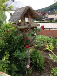 Vogelfutterhaus im Garten (© Petra Weißgerber-Bolz)