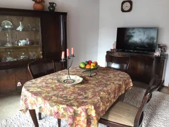 Wohnbereich Esstisch mit Fernseher (© Petra Weißgerber Bolz)