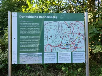 Infotafel Keltenwall (© Donnersberg-Touristik-Verband e.V.)