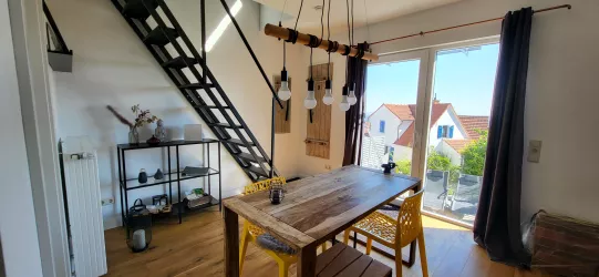Essbereich mit Treppenaufgang (© Kerstin Opitz)