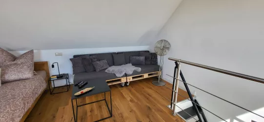 Couch und Treppenaufgang (© Kerstin Opitz)