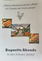 Ein einladendes Plakat für Baguette-Abende im alten Schwannen Gutshof. Es zeigt leckere Gerichte und eine schöne Außenansicht des Gutshofs.