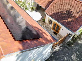 Ein Blick auf die Dächer und den Innenhof des Mandelblütenhofs.