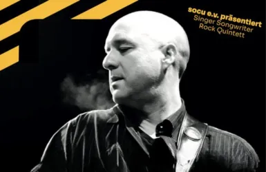 Ein Musiker steht im Mittelpunkt der Bühne und spielt Gitarre. Der Hintergrund ist in Schwarz-Weiß mit gelben grafischen Elementen.