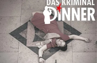 Eine Frau liegt in einem eleganten Raum auf dem Boden, bekleidet mit einem gelben Kleid. Über ihr steht der Titel "Das Kriminal Dinner".