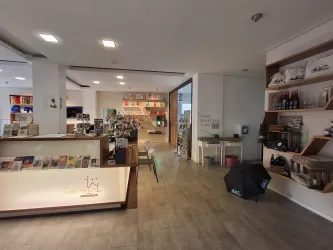 Ein moderner Laden mit Regalen voller Bücher und Produkten. Die helle Inneneinrichtung schafft eine einladende Atmosphäre.