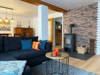 Das Wohnzimmer hat einen direkten Zugang zur Küche.