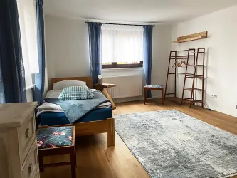 Schlafzimmer mit zwei Einzelbetten und u.a. Blick zur Straße.