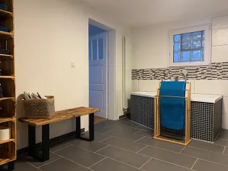 Ein modernes Badezimmer mit Badewanne und rustikalen Details.