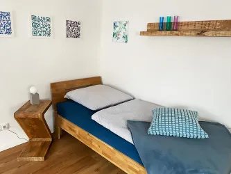 Schlafzimmer mit zwei Einzelbetten. Die QR-Codes an der Wand bieten spannende Inhalte.