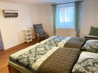 Ein gemütliches Schlafzimmer mit einem großen Doppelbett und Sitzecke.