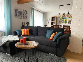 Blick ins gemütliche Wohnzimmer mit Schlafcouch.