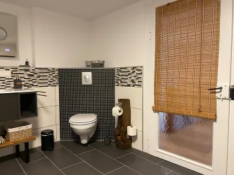 Ein großzügiges, modernes Bad.