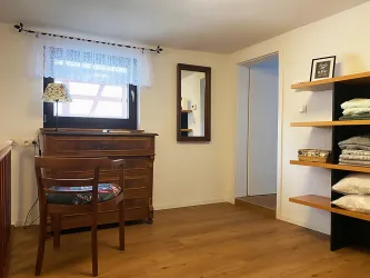 Der Flur im 1. Obergeschoss bietet Platz an einem alten Sekretär.