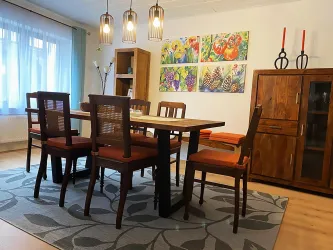 Ein einladender Esstisch bietet bequem Platz für mindestens sechs Personen.