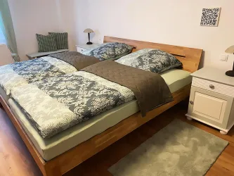 Schlafzimmer zur Straße gelegen, mit großem Doppelbett.