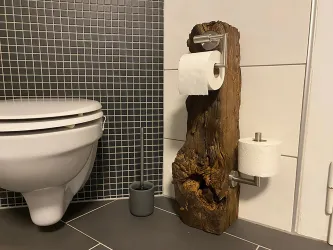 Bad mit rustikalen Details.