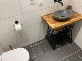 Eine zusätzliche Gästetoilette im Erdgeschoss. Schließt an eine großzügige Abstellkammer an.