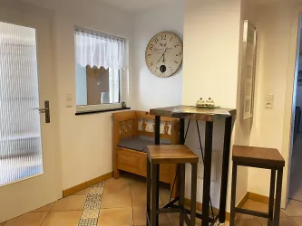 Ein kleiner Stehtisch in der Küche für den ersten Kaffee am Morgen.