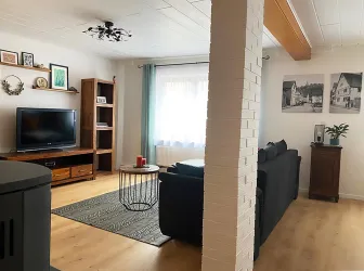 Blick ins Wohnzimmer mit Fernsehecke.