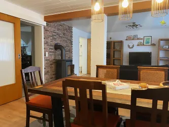 Der gemütliche Essbereich schließt direkt an den Wohnraum an.