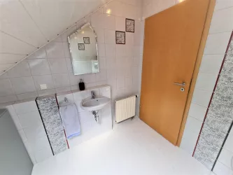 Gäste-WC mit Spiegel