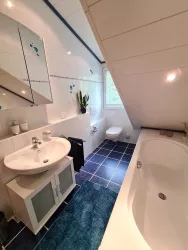 Badezimmer mit Spiegelschrank