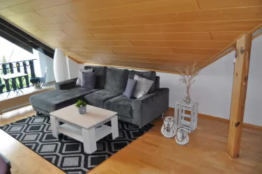 Wohnzimmer mit gemütlicher Couch