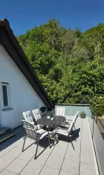 Terrasse mit Blick zum Waldrand