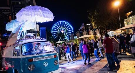 Ein rotes Logo für das W.I.N.E. Festival. Es zeigt einen künstlerischen Weinfleck und klare Schriftzüge.