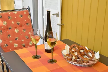 Balkon zum Innenhof mit Tisch u. Sitzgelegenheiten