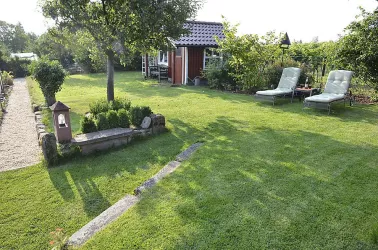 Garten mit Liegestühlen direkt am Rebenmeer