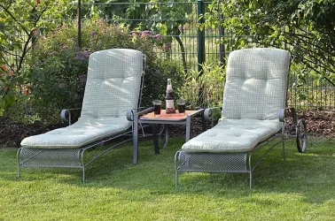 Garten mit Liegestühlen direkt am Rebenmeer