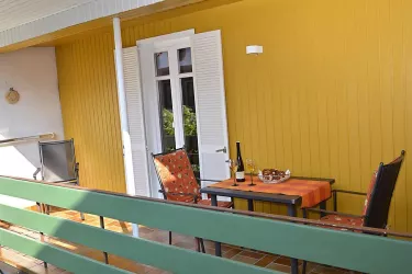 Balkon zum Innenhof mit Tisch u. Sitzgelegenheiten