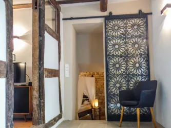 Flur mit Blick ins Gewölbe mit Schlafzimmer
