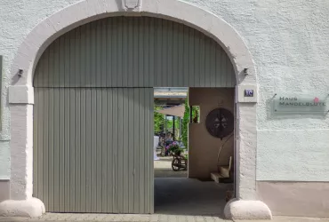Hoftor mit Blick zum Unerwarteten...
