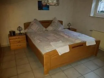 In unserem 1,80 Meter breiten Doppelbett mit moderner Federkernmatratze werden Sie traumhaft schlafen und die Ruhe der Lage unseres Hauses genießen.