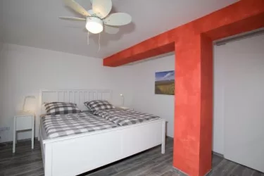 1. Stock: Schlafzimmer
