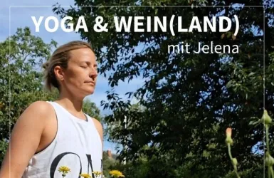 Eine Frau meditiert im Freien, umgeben von Bäumen und Pflanzen. Der Text im Bild kündigt eine Veranstaltung namens "Yoga & Wein(land)" mit Jelena an.